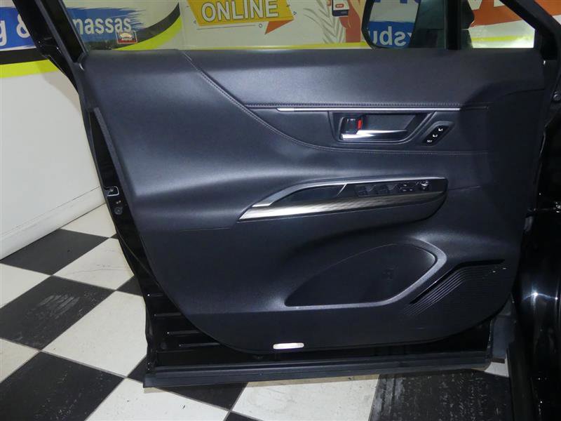 Used 2021 Toyota Venza XLE image 23