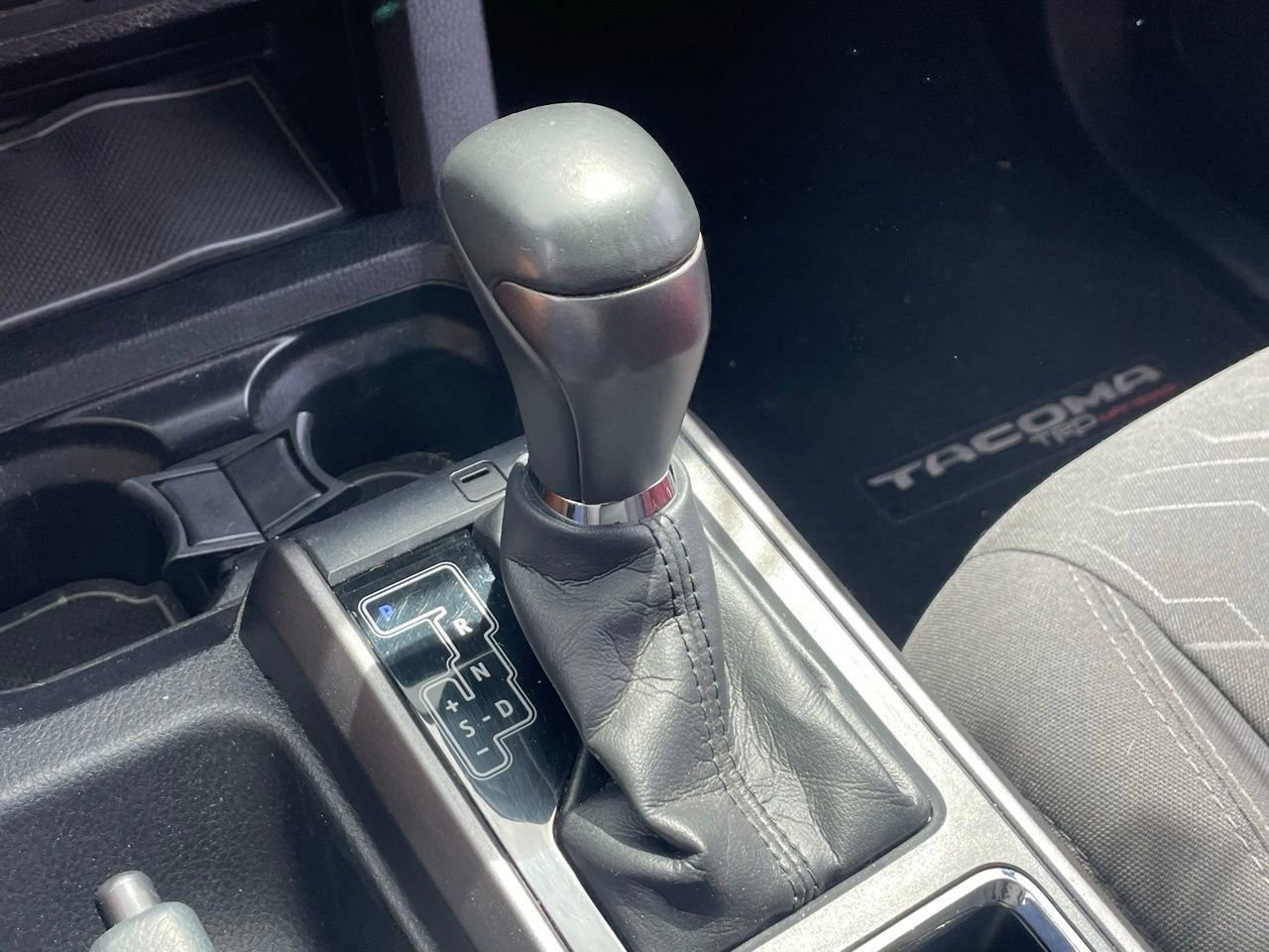 Used 2017 Toyota Tacoma TRD Off-Road image 8