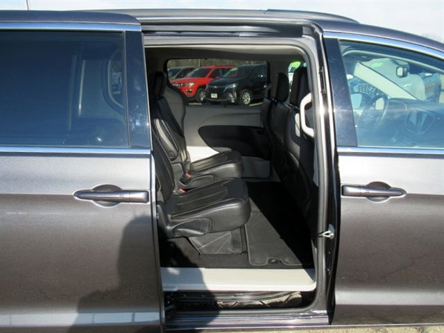 Used 2022 Chrysler Pacifica Touring-L FWD image 18