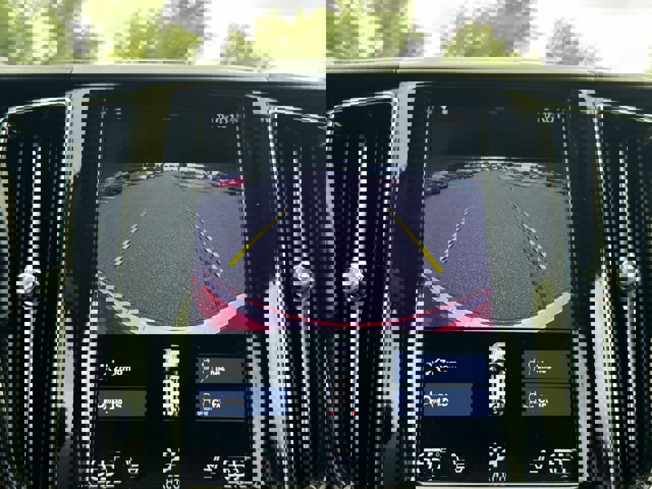 Used 2021 Volvo XC60 T6 Momentum w/ Premium Package image 18