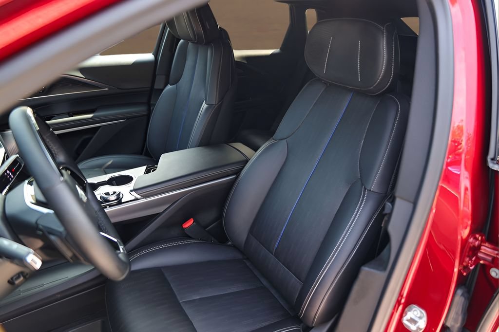 Certified 2025 Cadillac Lyriq Luxury w/ LPO, Floor Liner Package AWD/4WD image 7