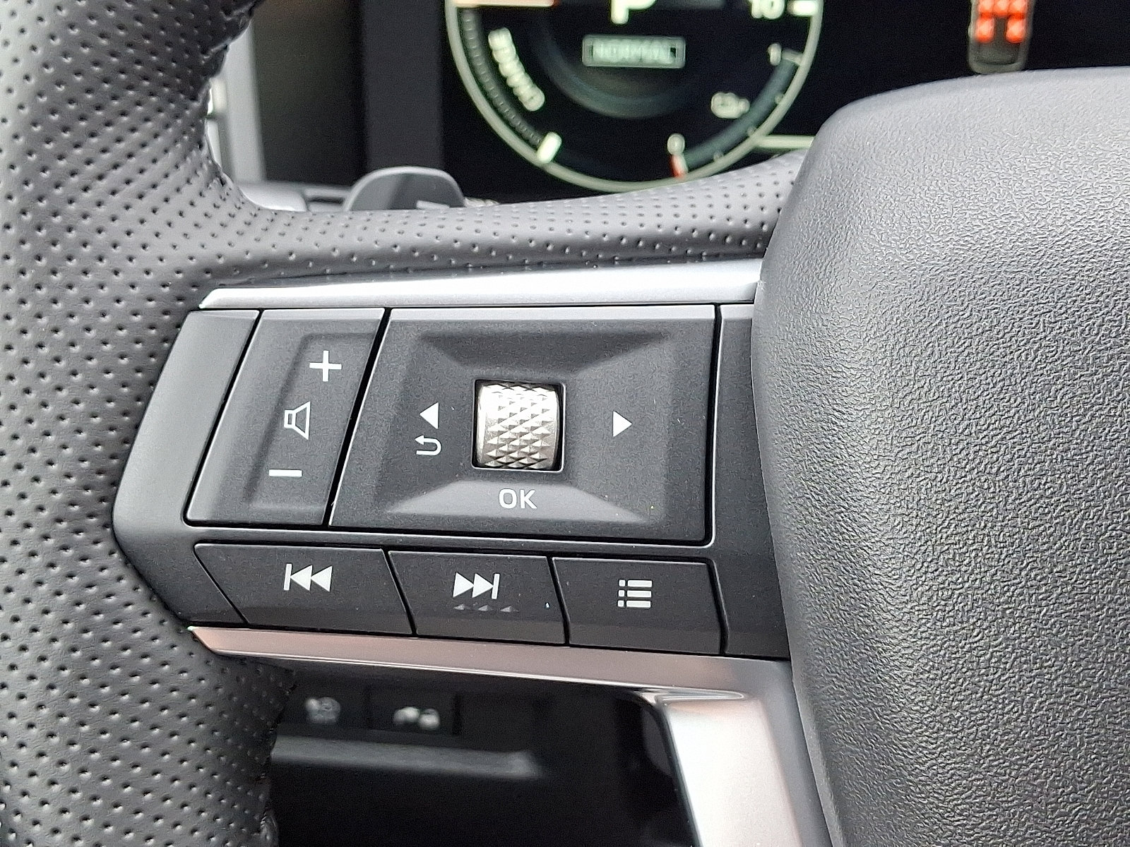 New 2025 Mitsubishi Outlander SE image 18