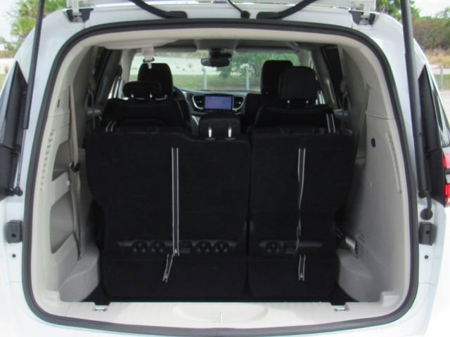 Used 2024 Chrysler Pacifica Touring-L image 5
