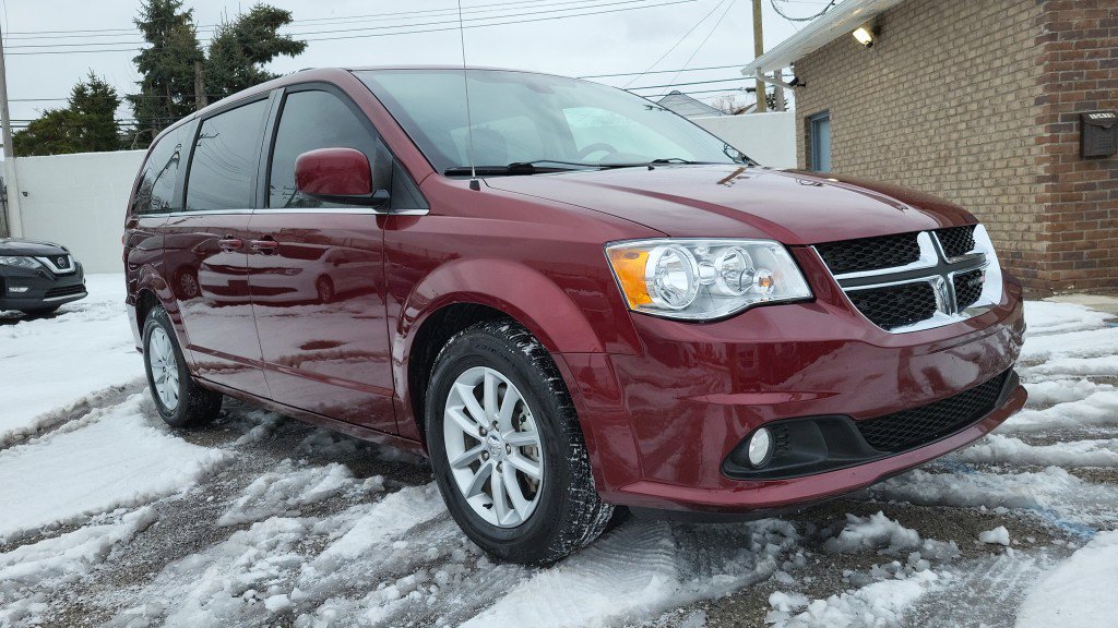 Used 2019 Dodge Grand Caravan SXT w/ Rear Park Assist Package image 2