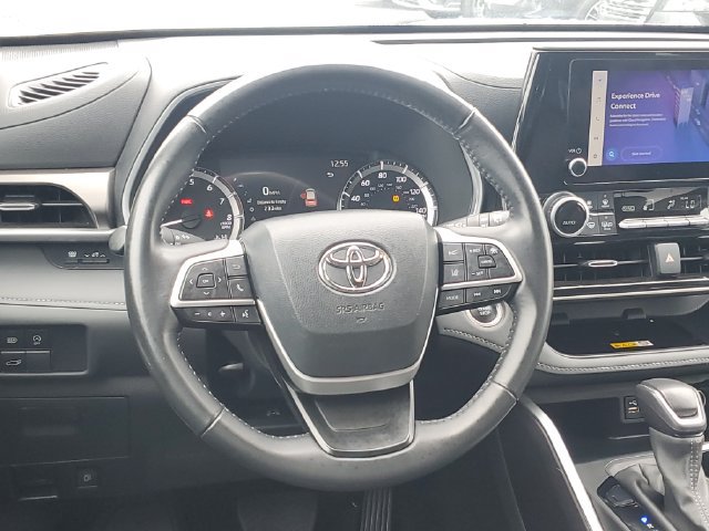 Used 2024 Toyota Highlander XLE AWD/4WD image 12