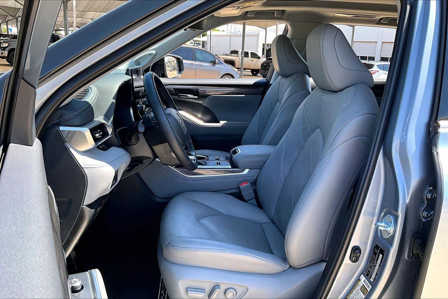 Used 2024 Toyota Highlander Platinum FWD image 8