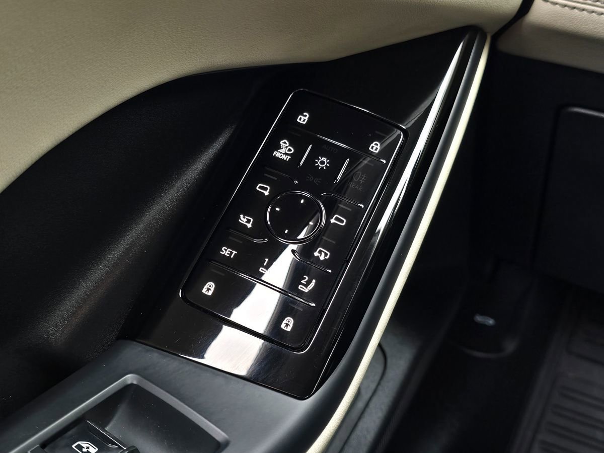 Used 2025 Audi Q6 e-tron Premium Plus AWD/4WD image 26