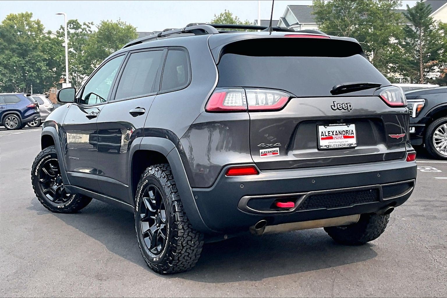Used 2019 Jeep Cherokee Trailhawk AWD/4WD image 11