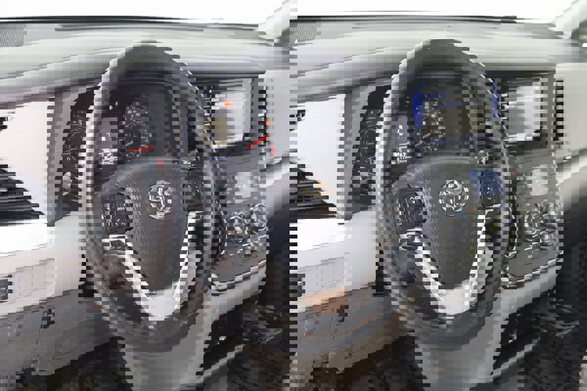Used 2016 Toyota Sienna LE image 6