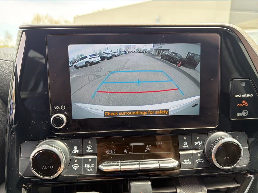Used 2024 Toyota Highlander LE AWD/4WD image 32