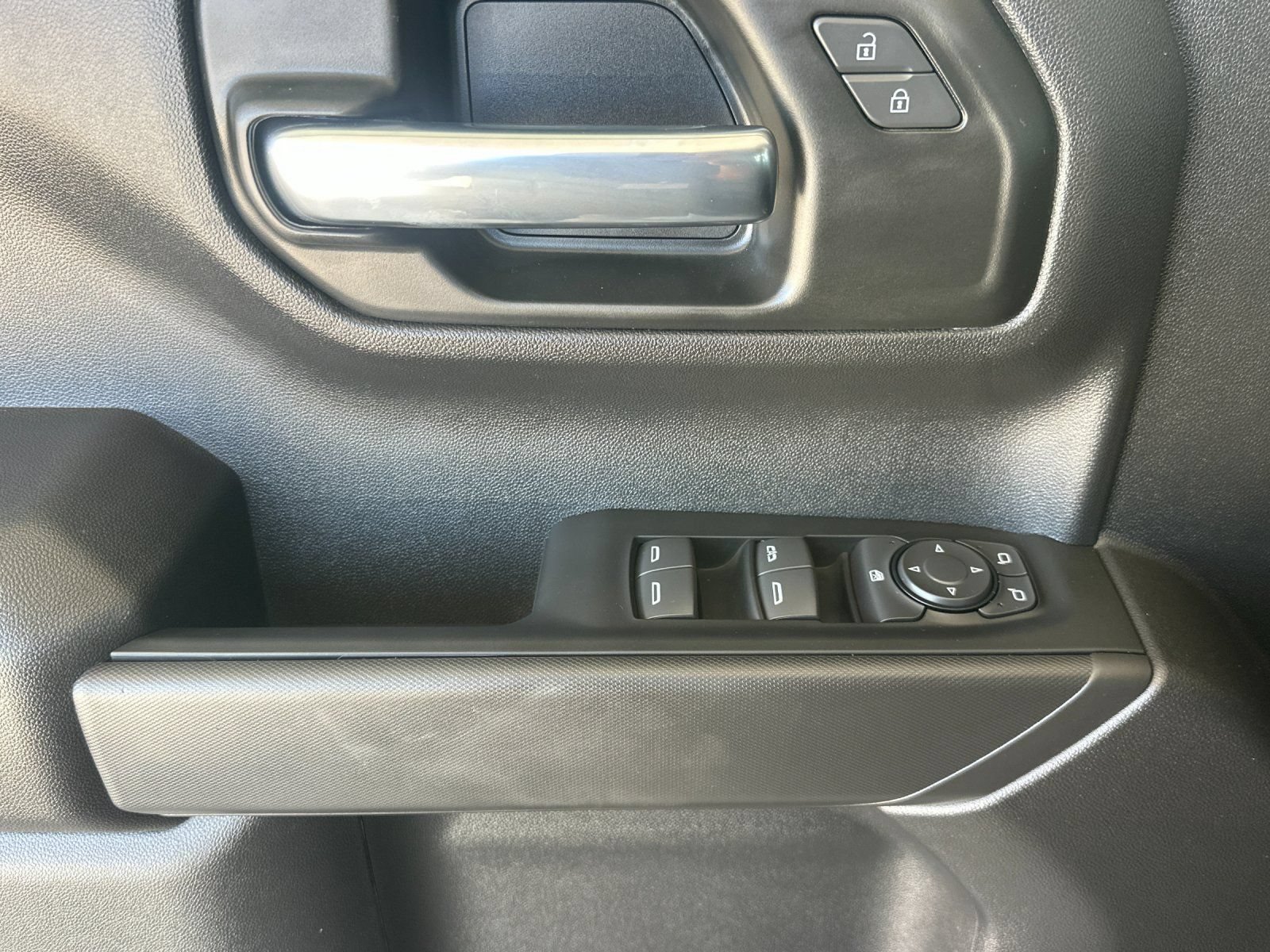 Used 2026 Chevrolet Silverado 1500 Custom Trail Boss w/ LPO, Dark Essentials Package AWD/4WD image 10