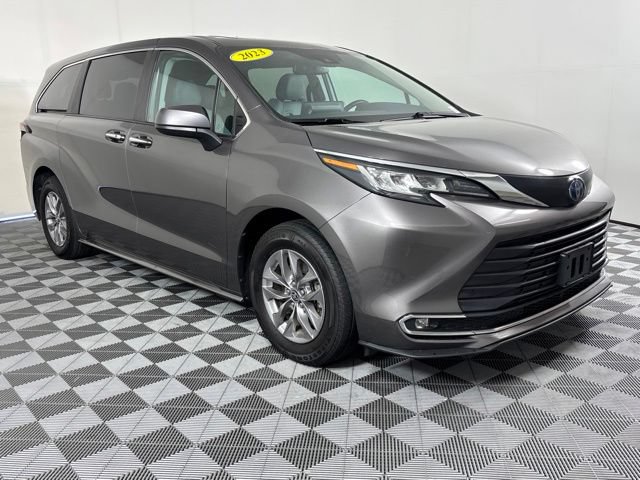 Used 2023 Toyota Sienna XLE AWD/4WD image 4