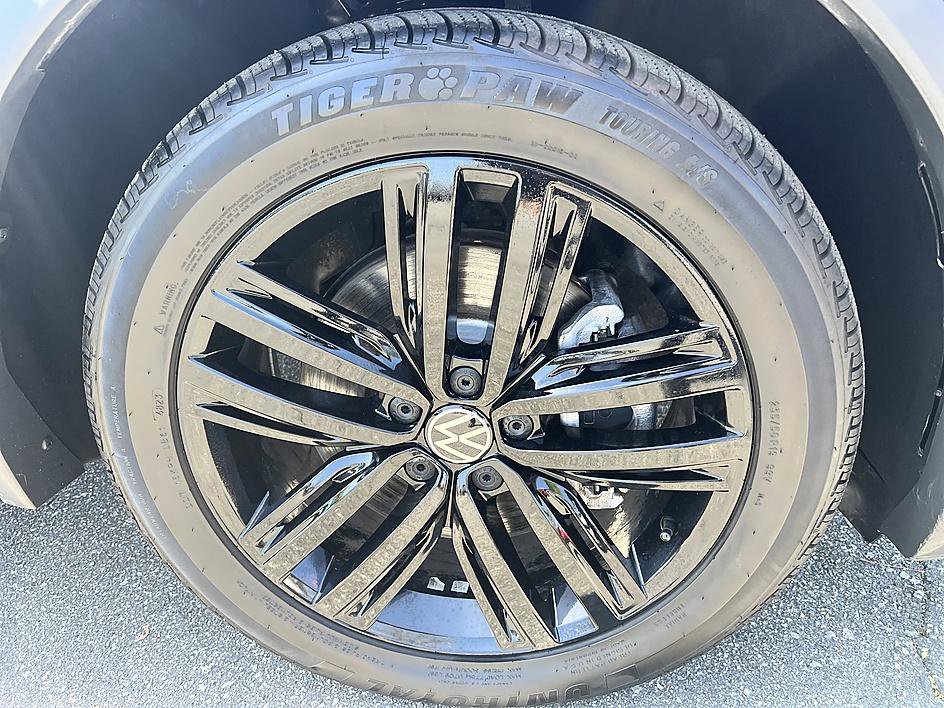 Used 2022 Volkswagen Tiguan SE R-Line image 12