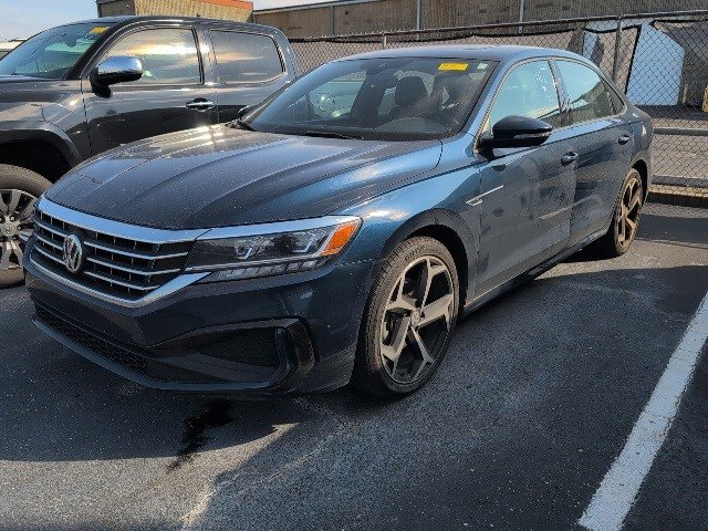 Used 2022 Volkswagen Passat 2.0T R-Line image 1