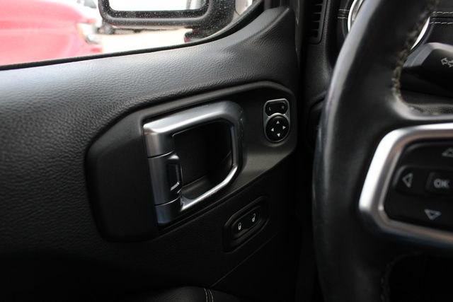Used 2018 Jeep Wrangler Unlimited Sahara AWD/4WD image 5