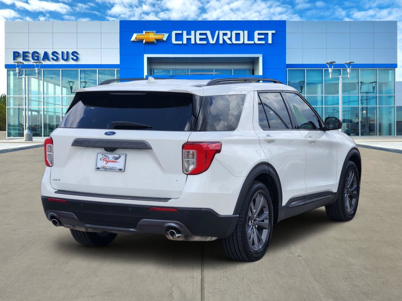 Used 2021 Ford Explorer XLT w/ Equipment Group 202A RWD image 4