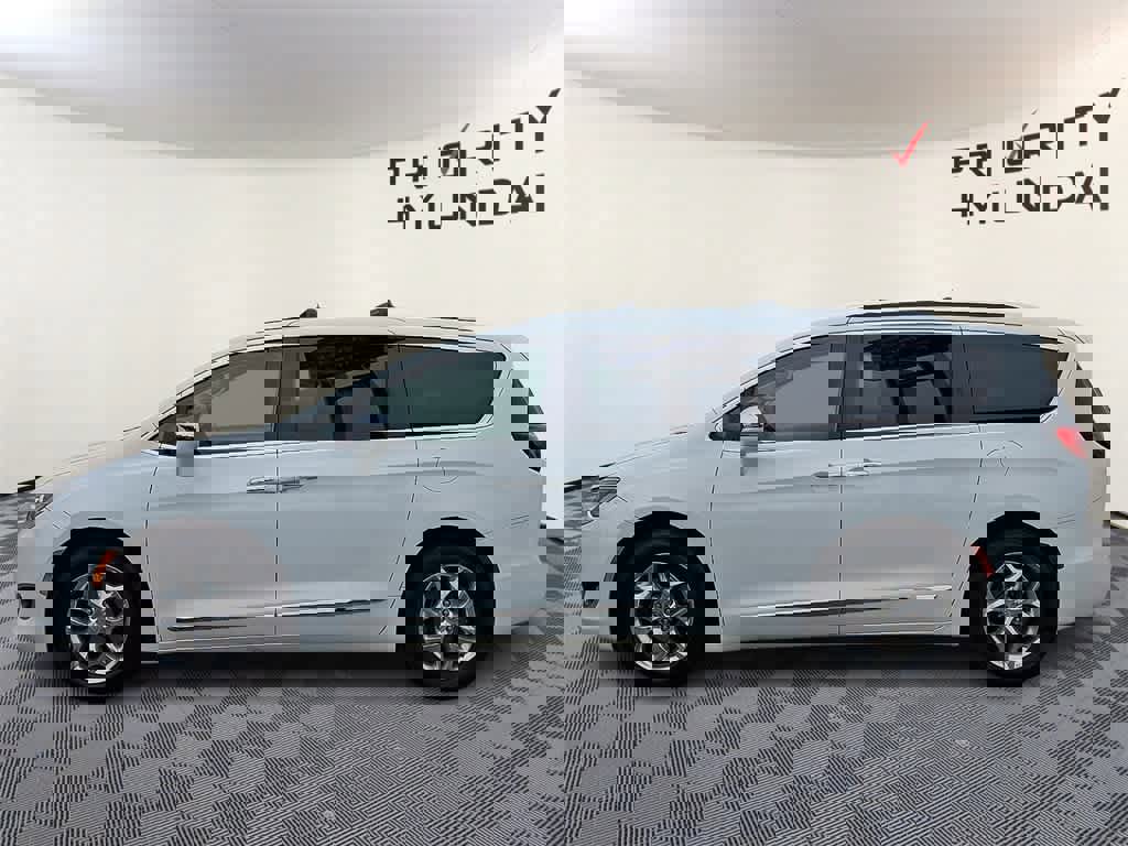 Used 2018 Chrysler Pacifica Limited image 7