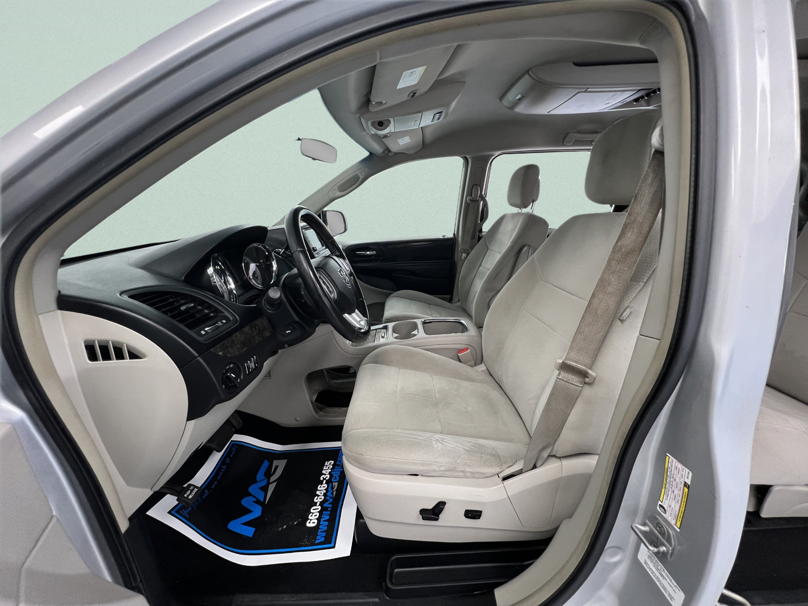 Used 2011 Dodge Grand Caravan Crew w/ Entertainment Group 1 FWD image 12