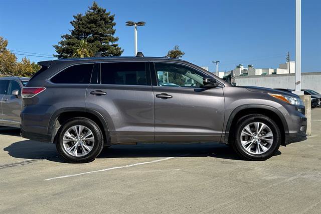 Used 2015 Toyota Highlander XLE FWD image 2
