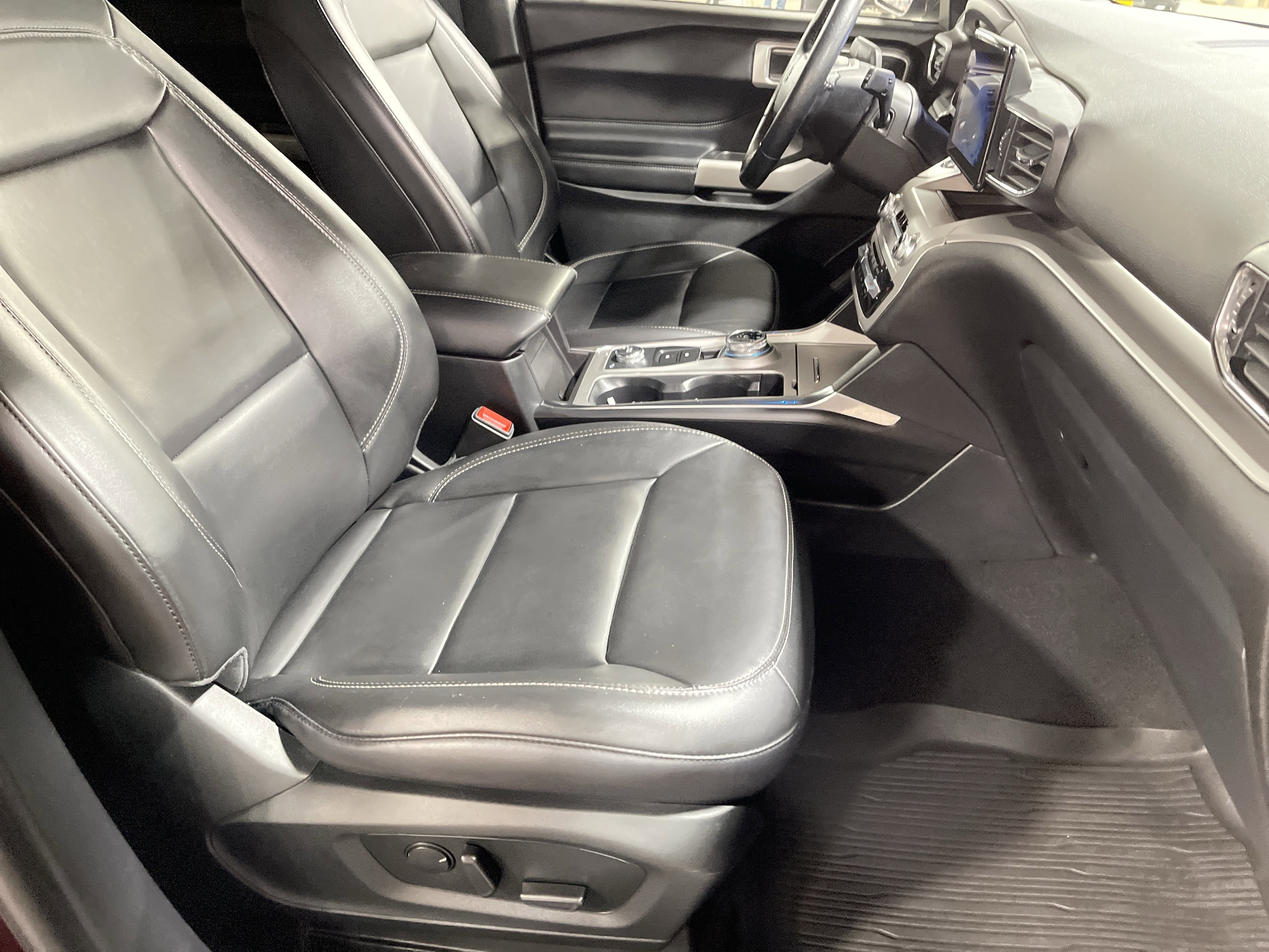 Used 2022 Ford Explorer XLT w/ Equipment Group 202A image 14