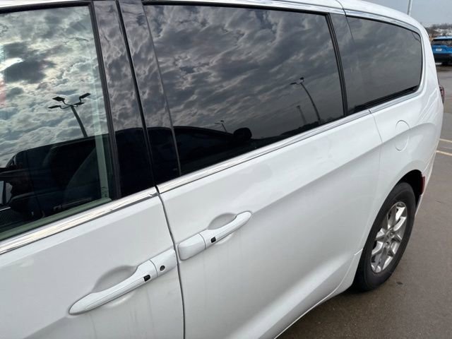 Used 2024 Chrysler Pacifica Touring-L image 32