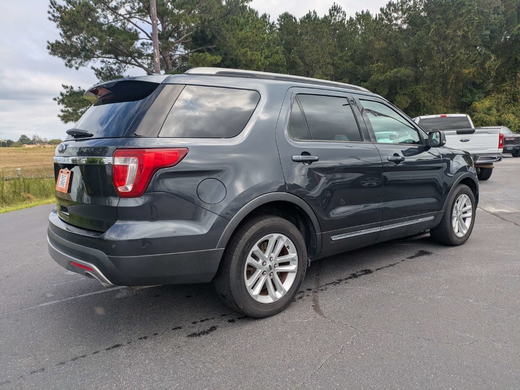 Used 2017 Ford Explorer XLT w/ Equipment Group 202A FWD image 4