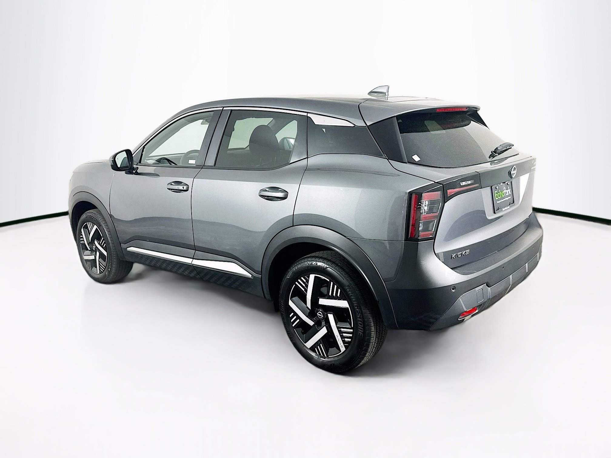 Used 2025 Nissan Kicks SV image 5