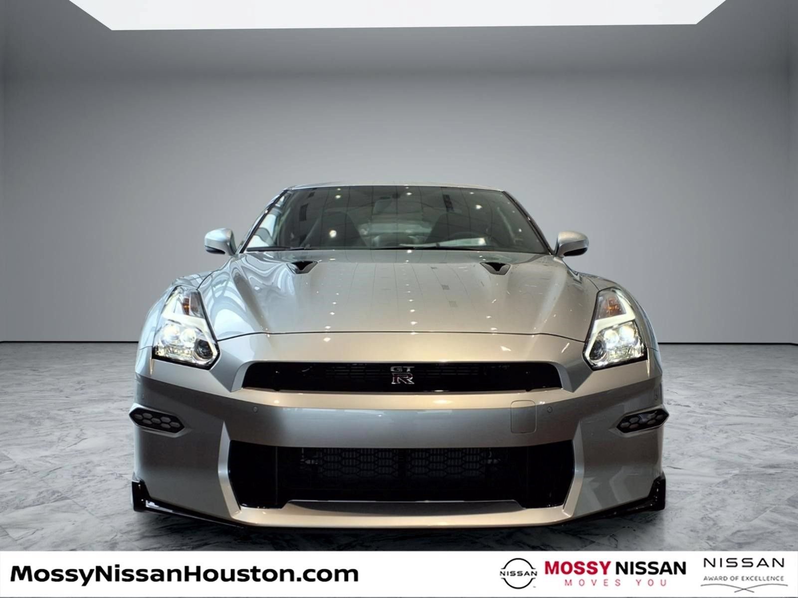 Used 2024 Nissan GT-R w/ Floor Mat Package AWD/4WD image 3