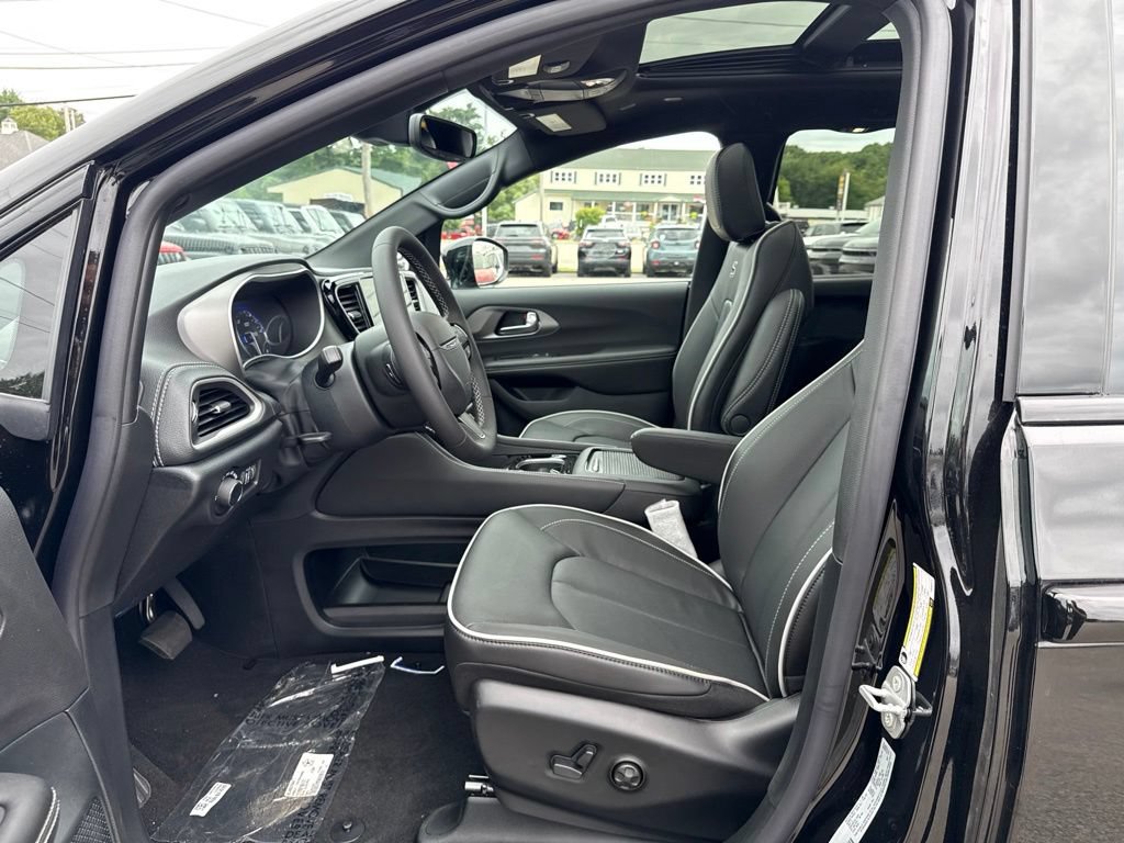 New 2027 Chrysler Pacifica Limited AWD/4WD image 17
