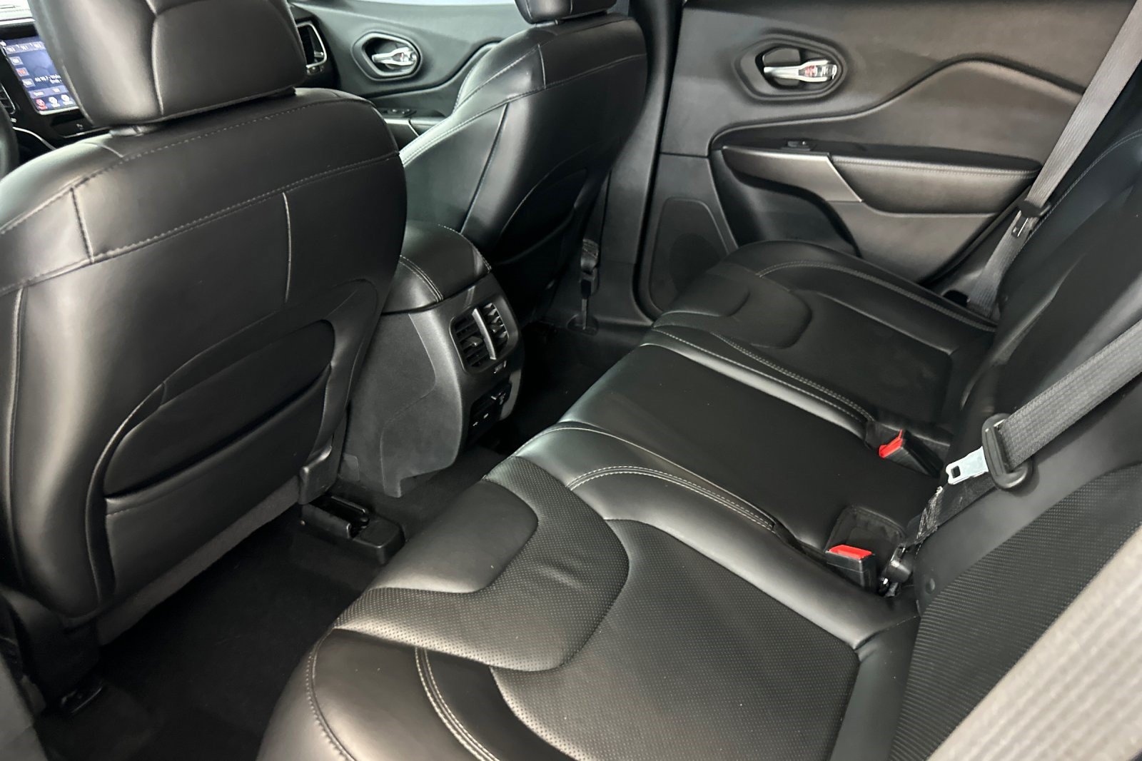 Used 2019 Jeep Cherokee Limited FWD image 27