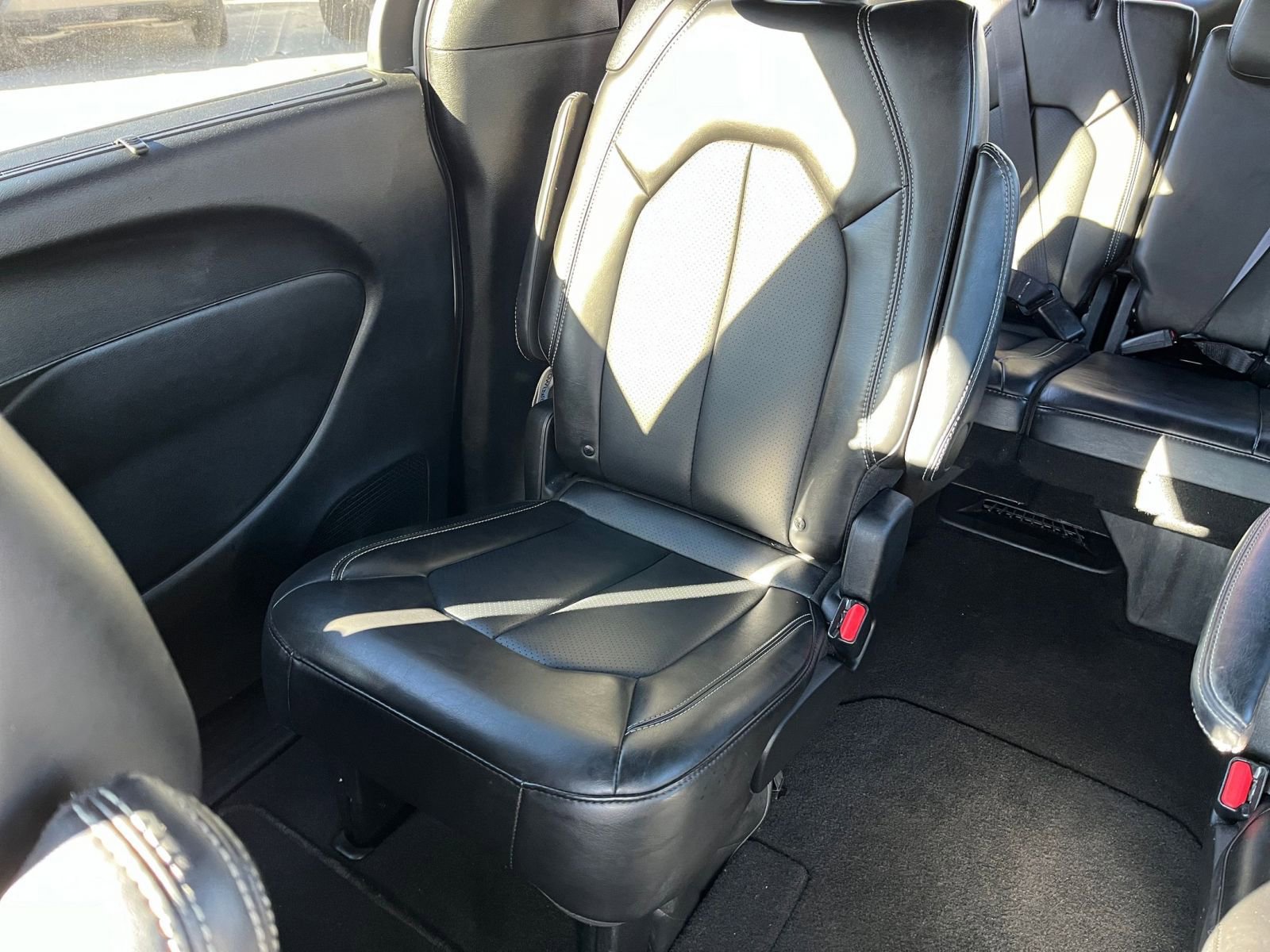 Used 2025 Chrysler Pacifica Select image 37