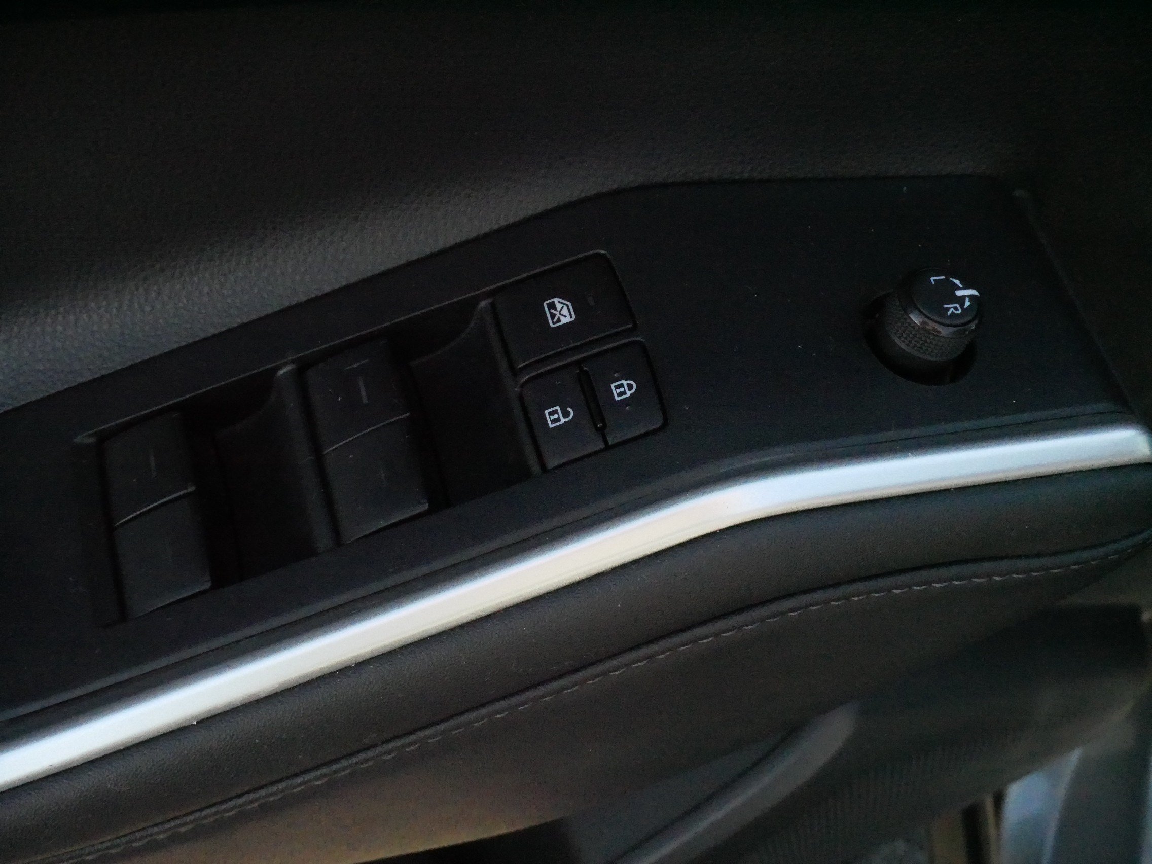 Used 2023 Toyota Highlander LE AWD/4WD image 19