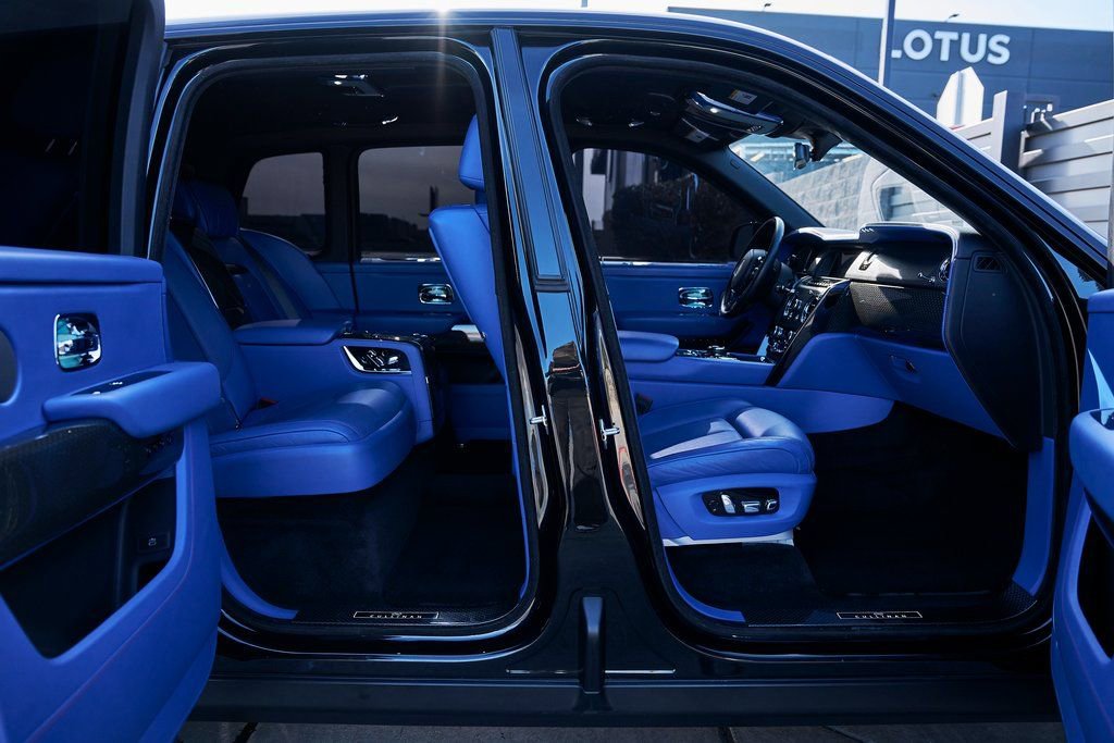 Used 2021 Rolls-Royce Cullinan Black Badge image 30