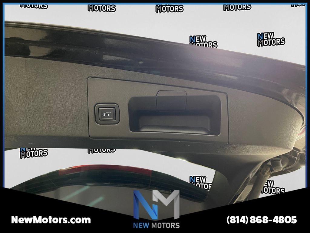 Used 2022 Cadillac XT5 Sportv w/ LPO, ONYX Package AWD/4WD image 17