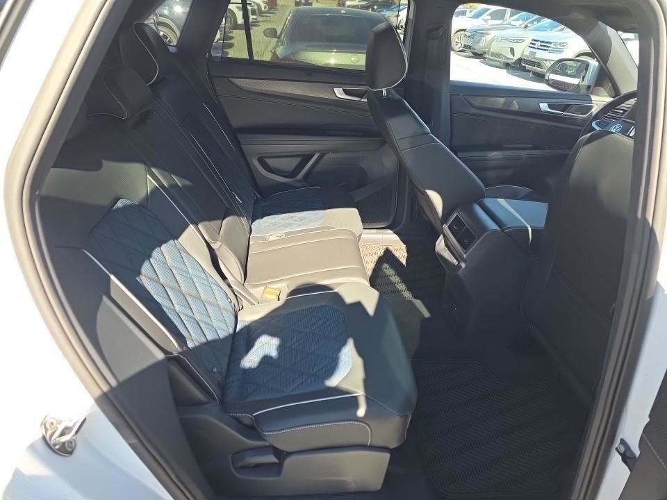 Used 2025 Volkswagen Atlas Cross Sport SEL Premium R-Line image 39