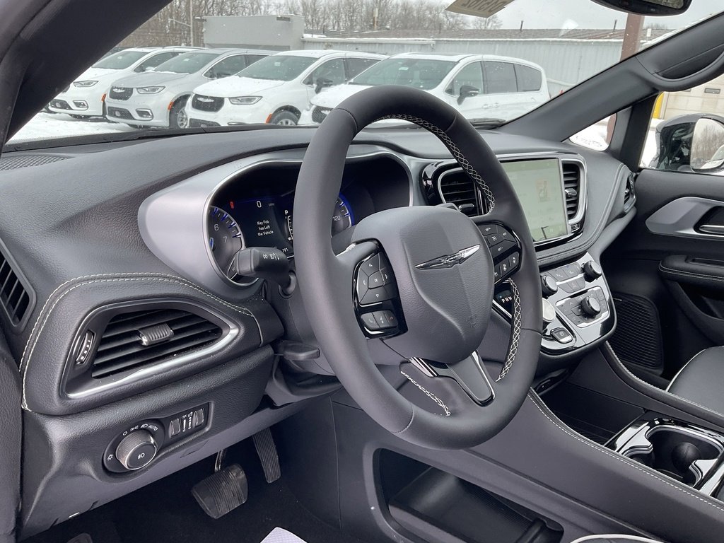 New 2026 Chrysler Pacifica Limited w/ Uconnect Theater Family Group image 10