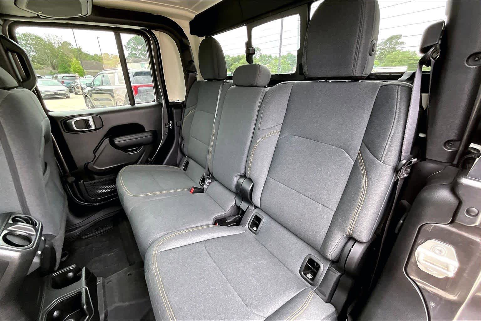 Used 2024 Jeep Gladiator Sport AWD/4WD image 19