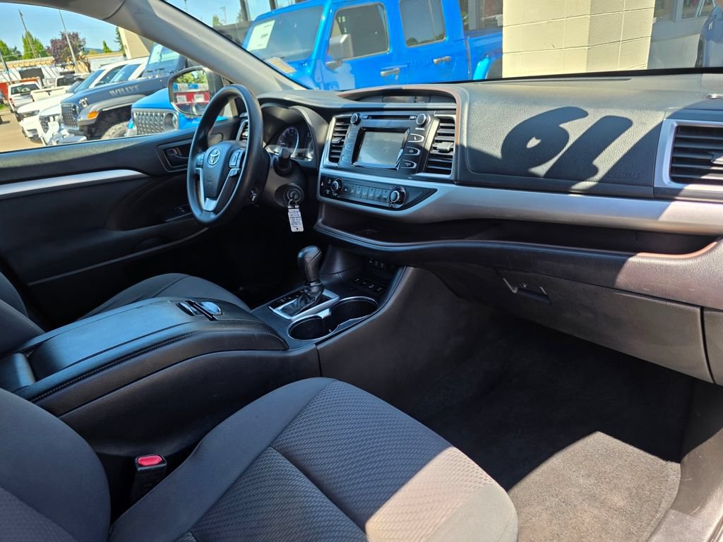 Used 2019 Toyota Highlander LE AWD/4WD image 25