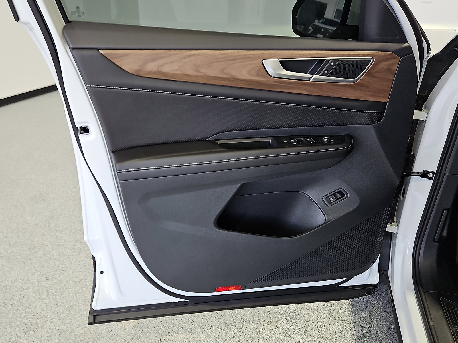 New 2026 Volkswagen Atlas SE FWD image 14