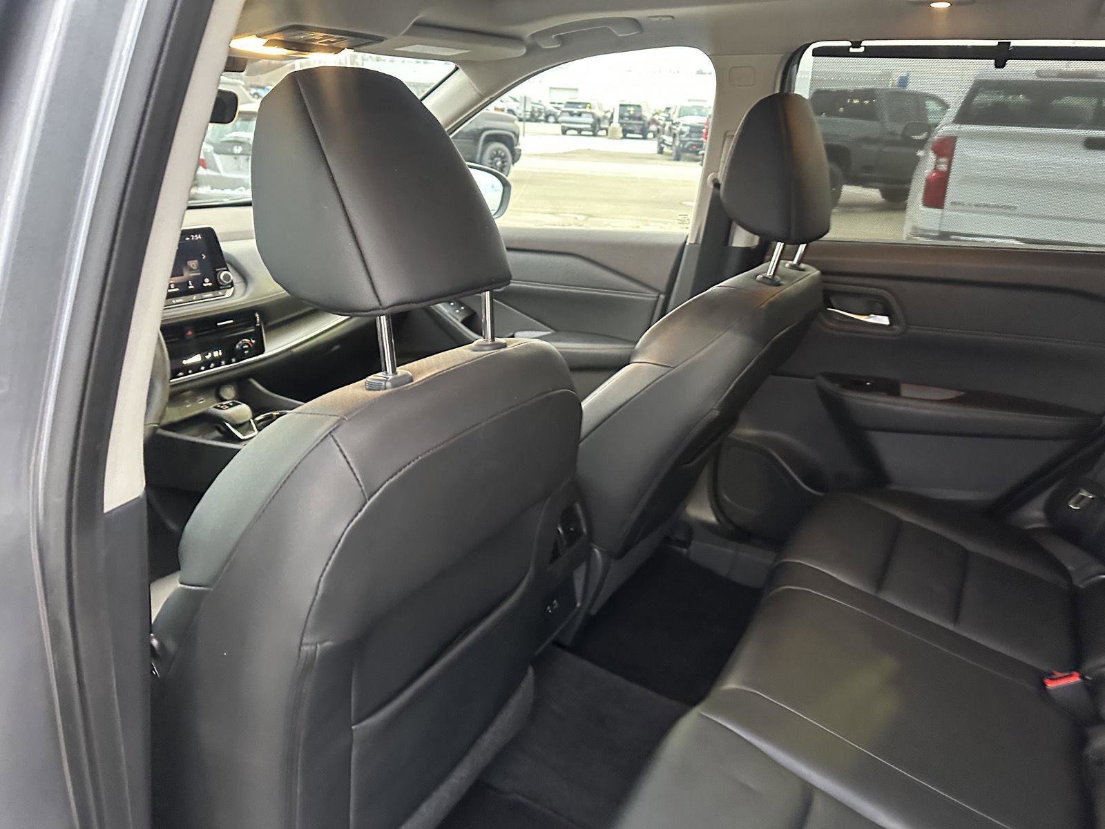 Used 2022 Nissan Rogue SV w/ SV Premium Package image 15