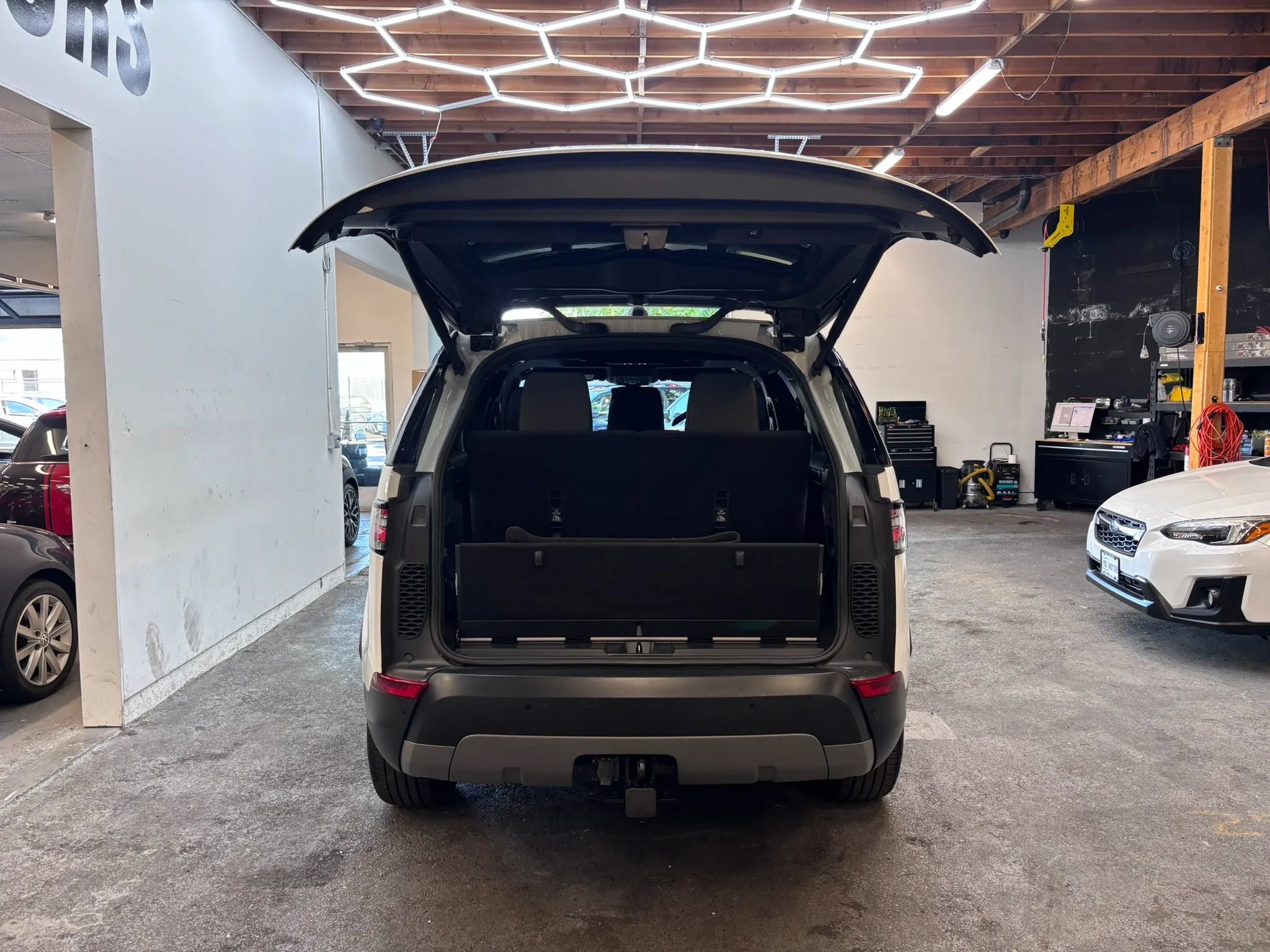 Used 2018 Land Rover Discovery HSE AWD/4WD image 23