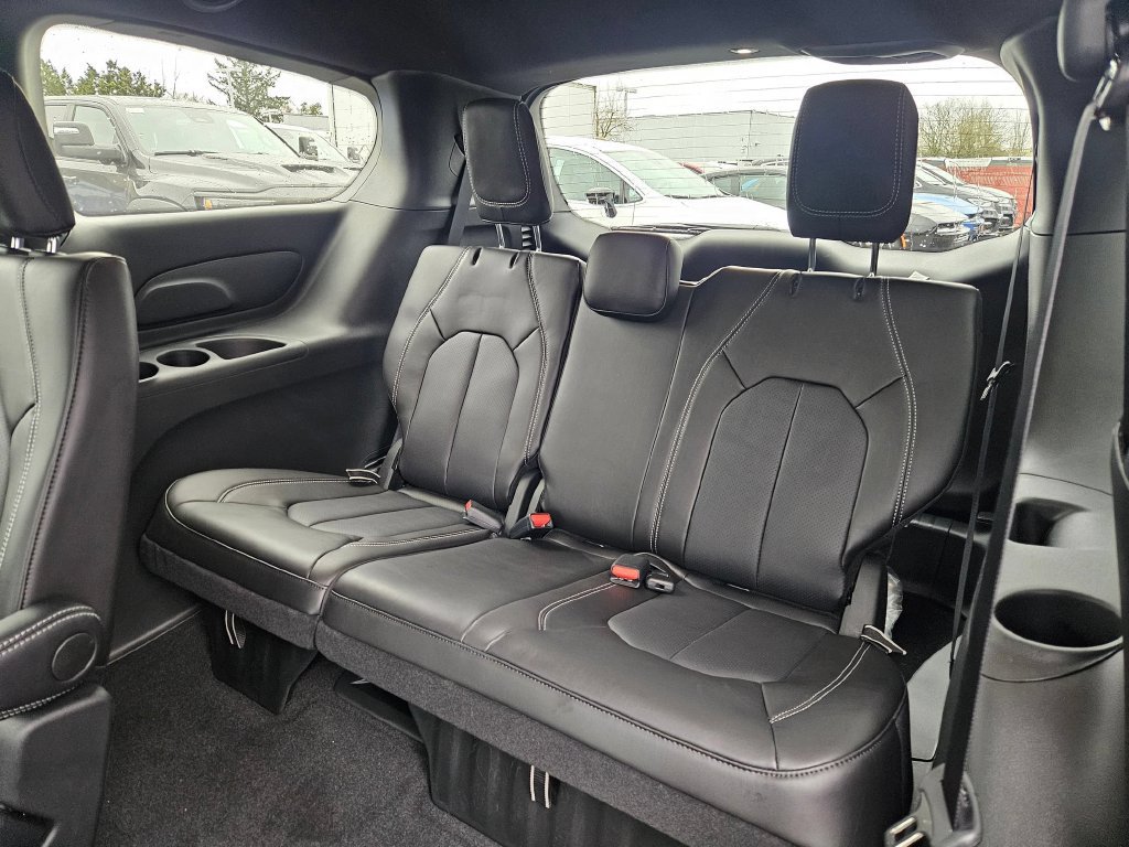New 2026 Chrysler Pacifica Select AWD/4WD image 15