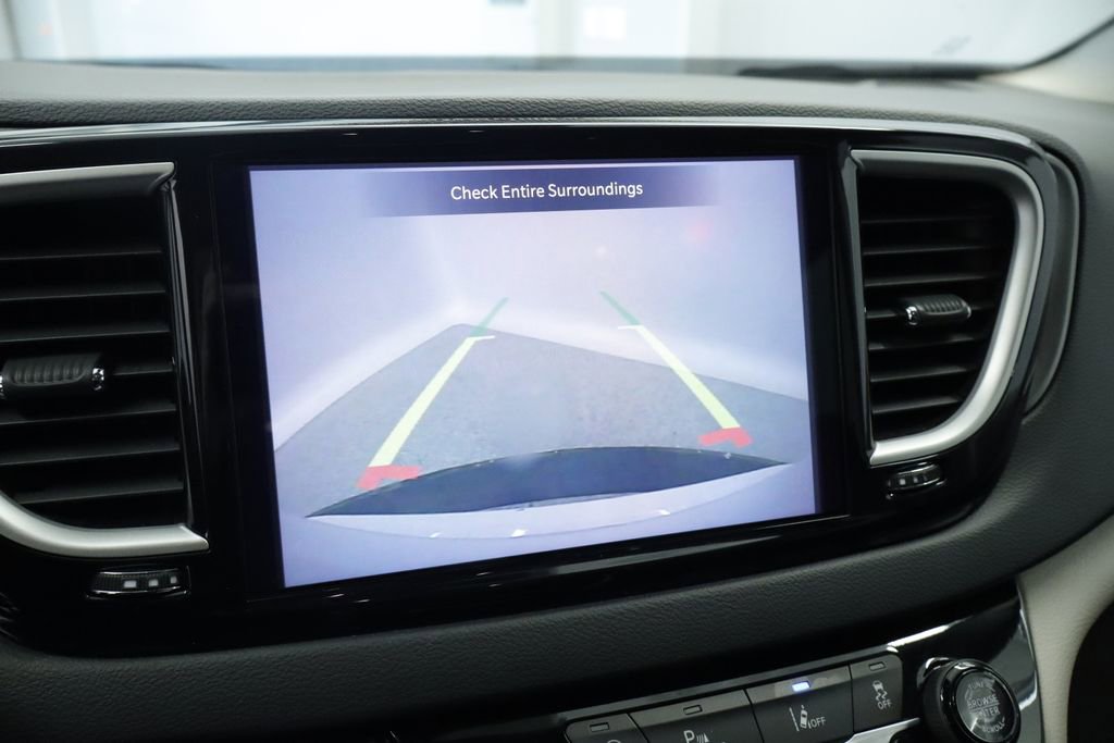 Certified 2023 Chrysler Pacifica Touring-L FWD image 34