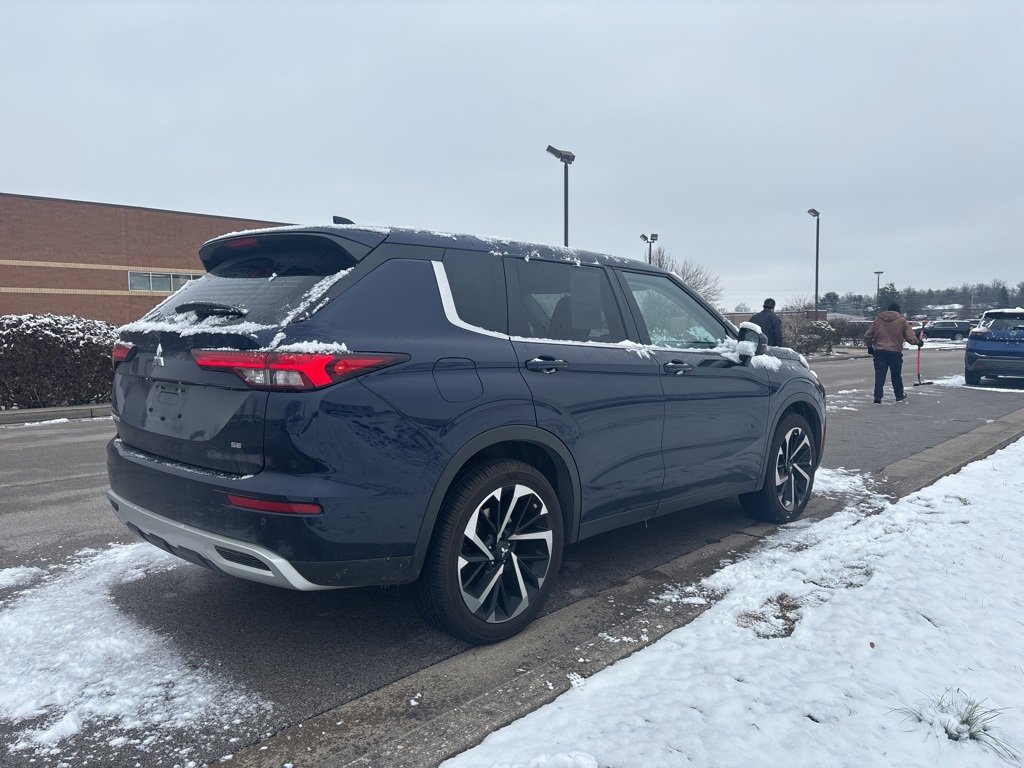 Used 2024 Mitsubishi Outlander SE image 5