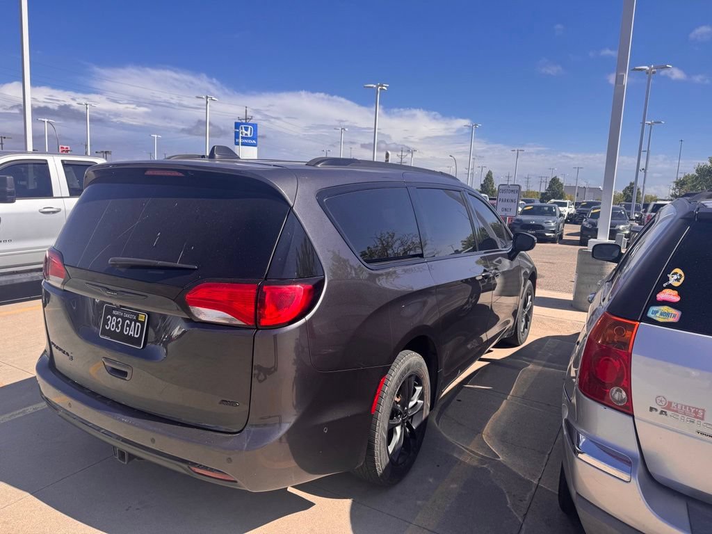 Used 2020 Chrysler Pacifica Touring-L w/ Advanced Safetytec Group AWD/4WD image 3