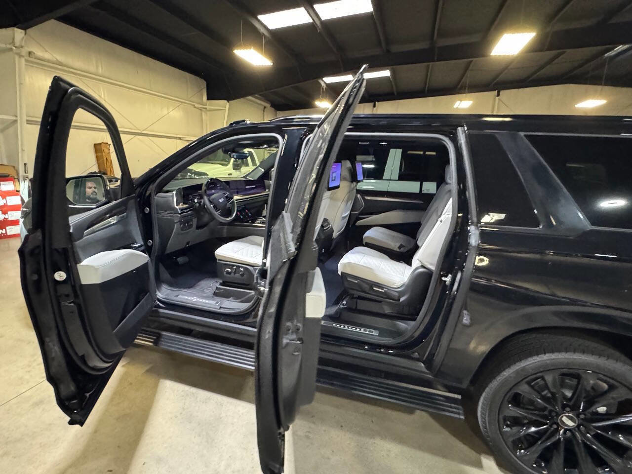 Used 2025 Cadillac Escalade ESV Sport Platinum w/ LPO, ONYX Package image 9