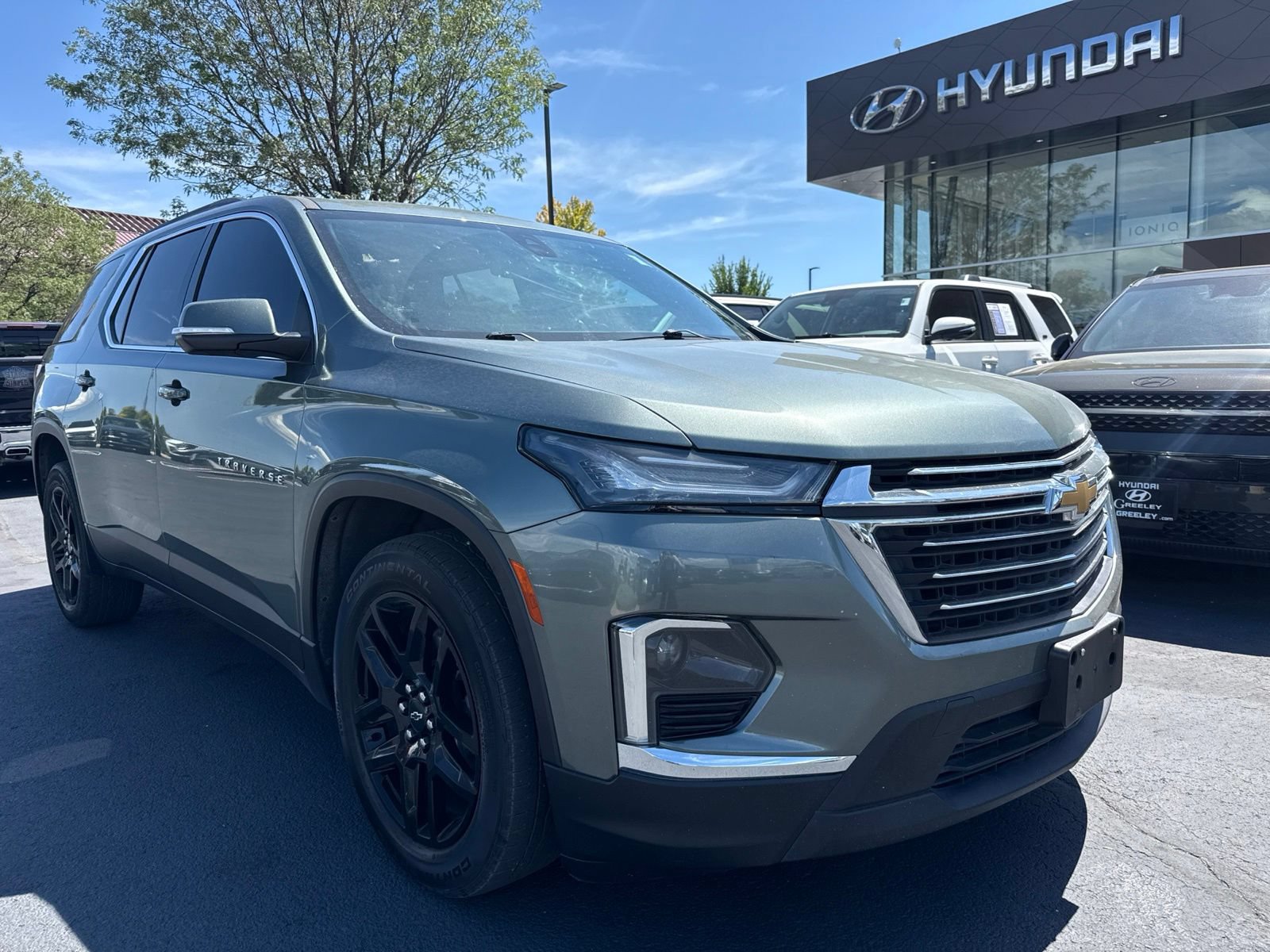 Used 2023 Chevrolet Traverse LT w/ LPO, Cargo Package AWD/4WD image 2