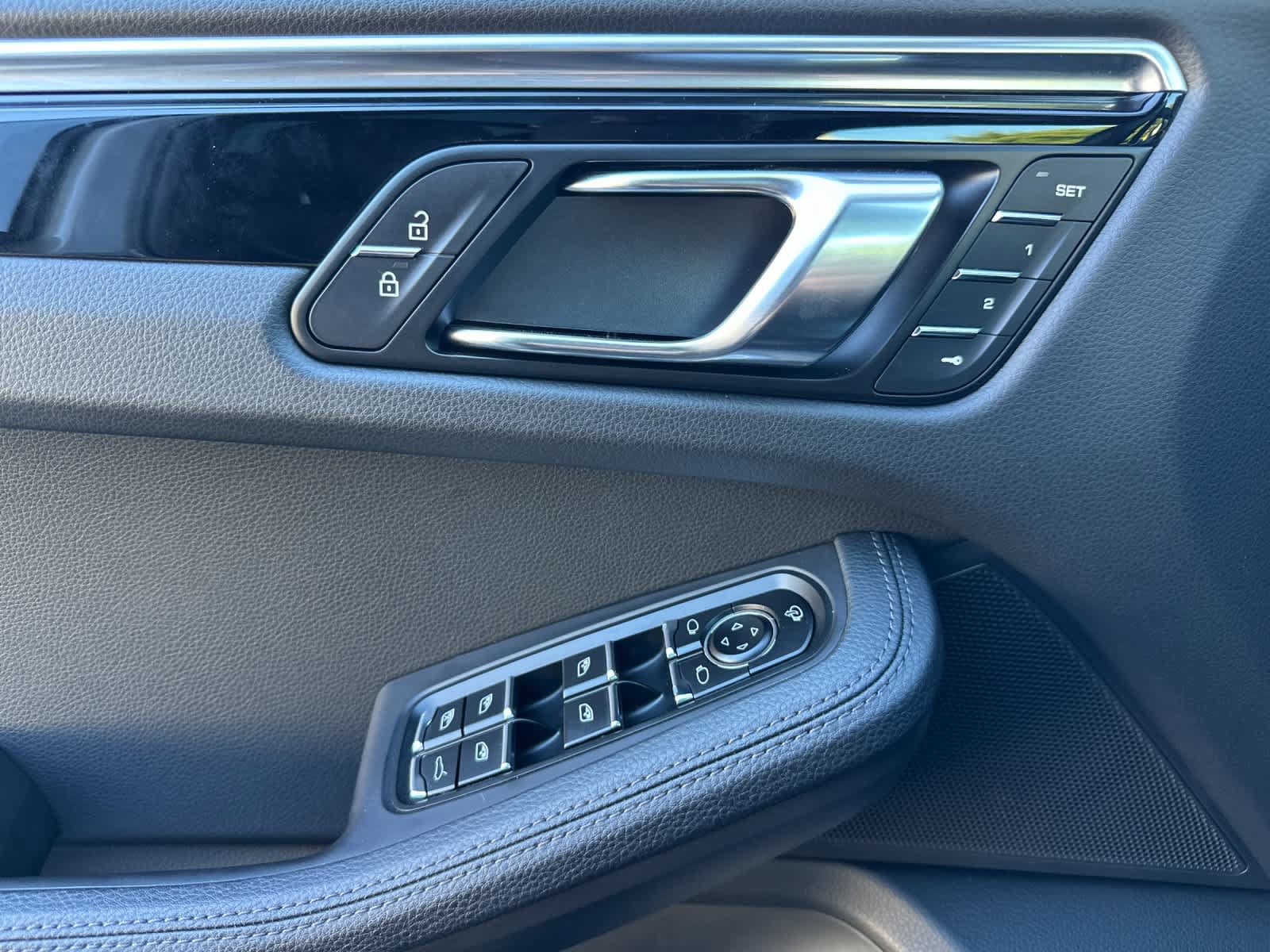Certified 2025 Porsche Macan AWD/4WD image 12
