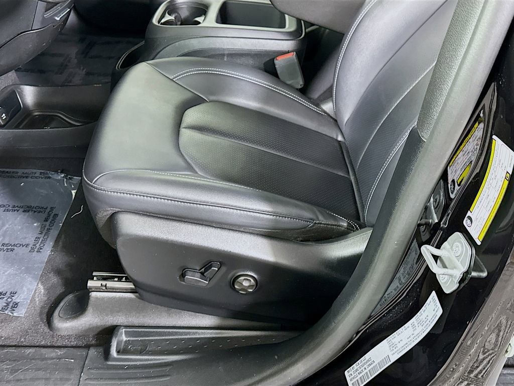 Used 2025 Chrysler Pacifica Select FWD image 23