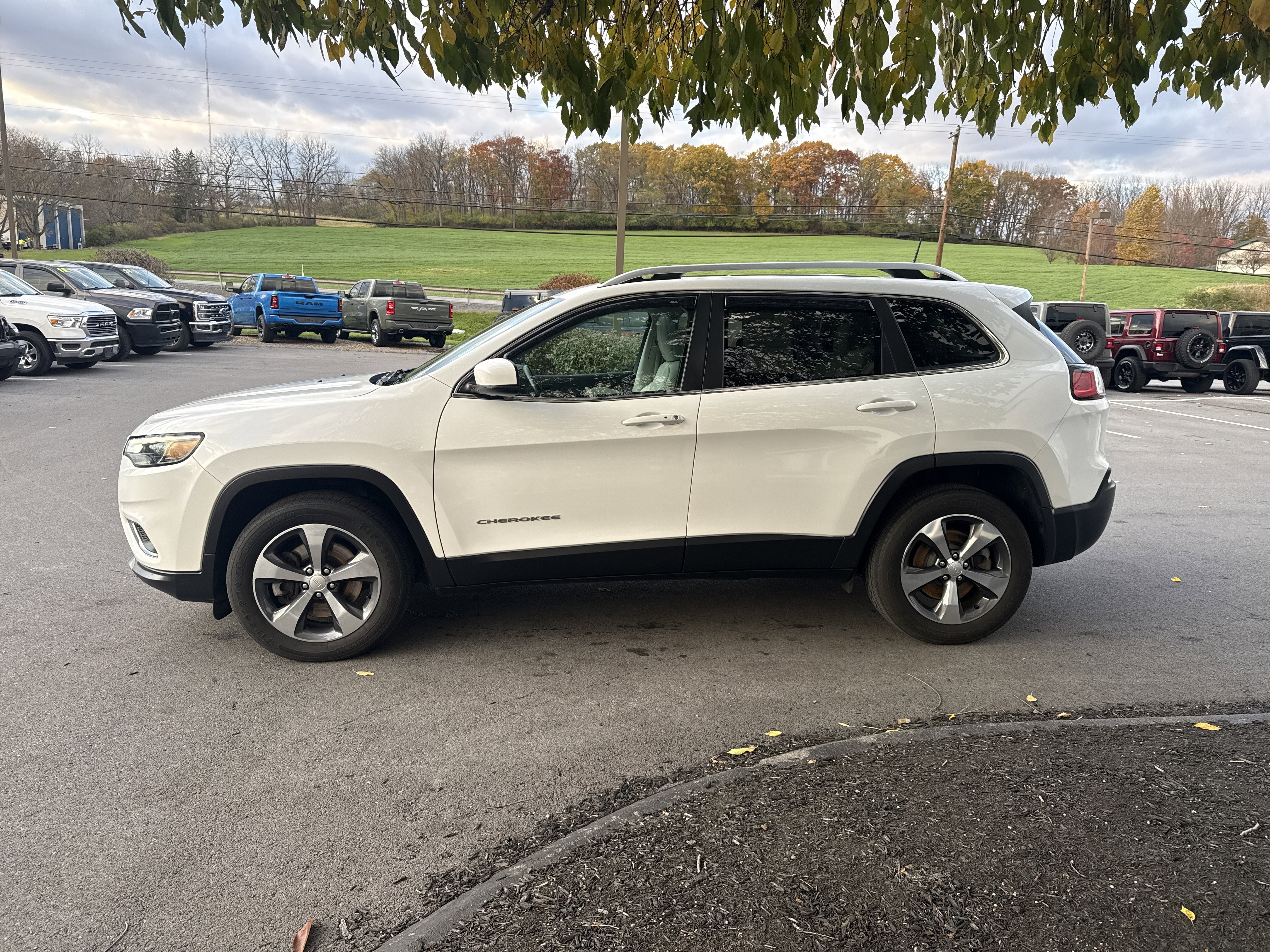 Used 2019 Jeep Cherokee Limited image 7